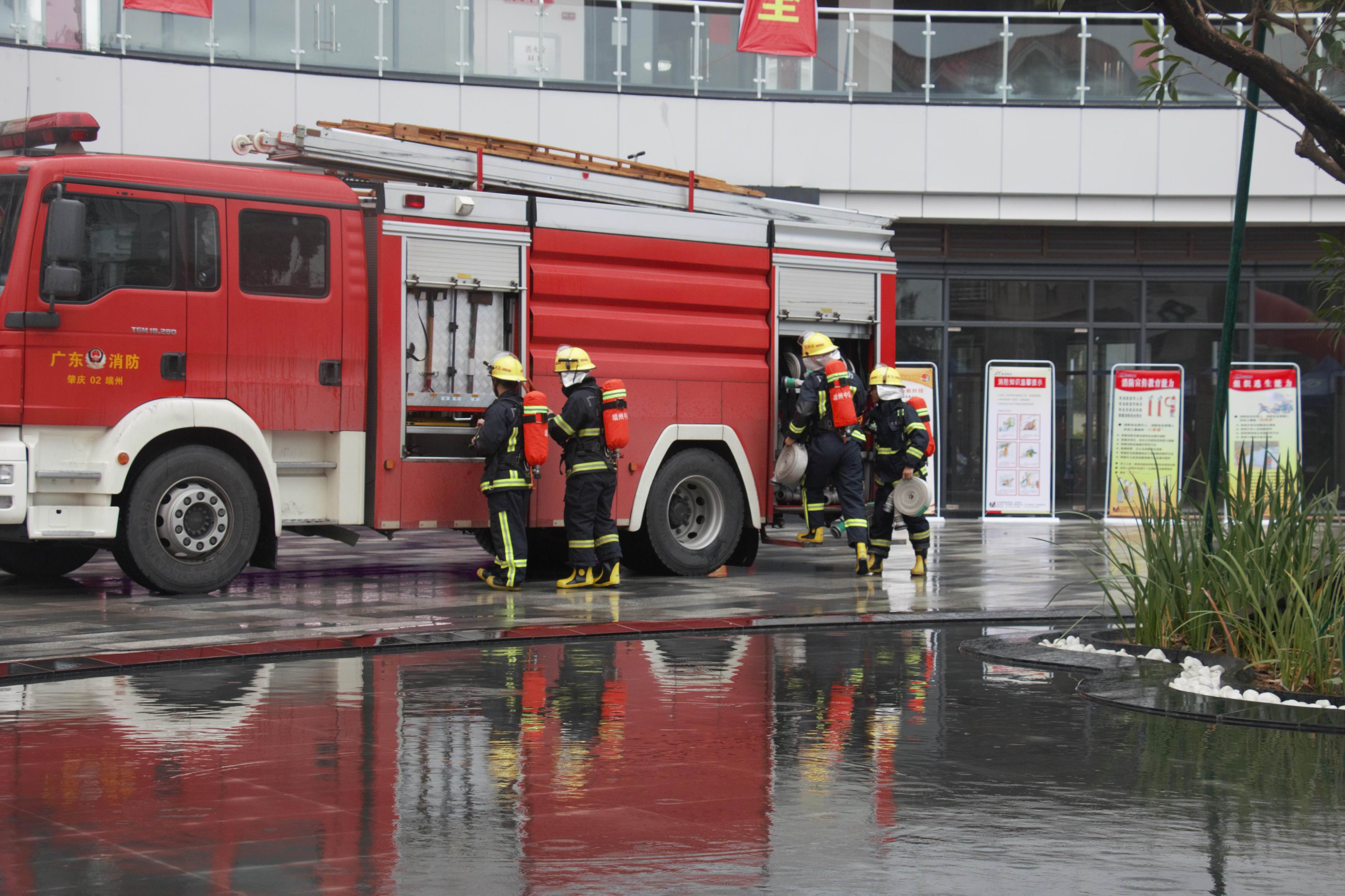 接到报警后,市119指挥中心迅速调派3辆消防车,10名消防官兵到场处置