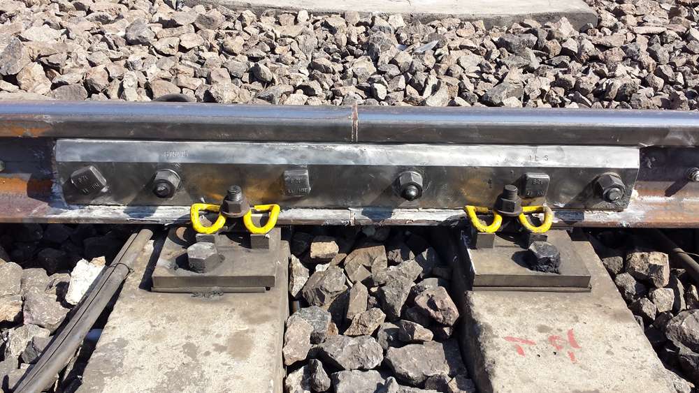 在2017年第一阶段集中修中,西张庄线路车间焊修班在胶接绝缘