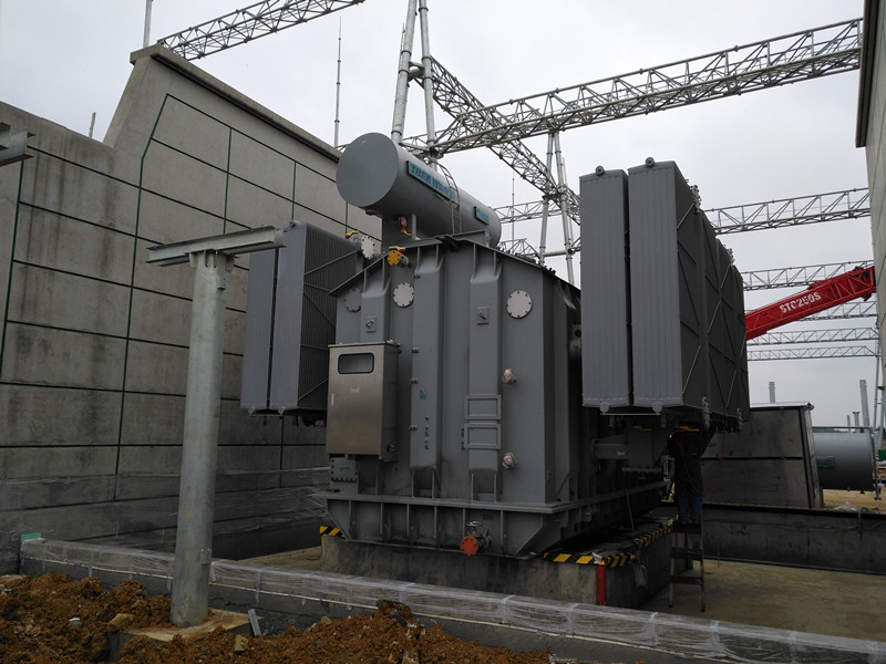 主变压器系统设备安装完成21% 主变压器全景