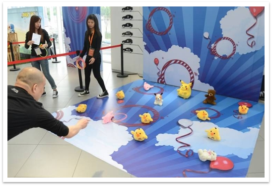 游戏项目            —套圈 "根据每个家庭的积分情况换取钢圈,套取