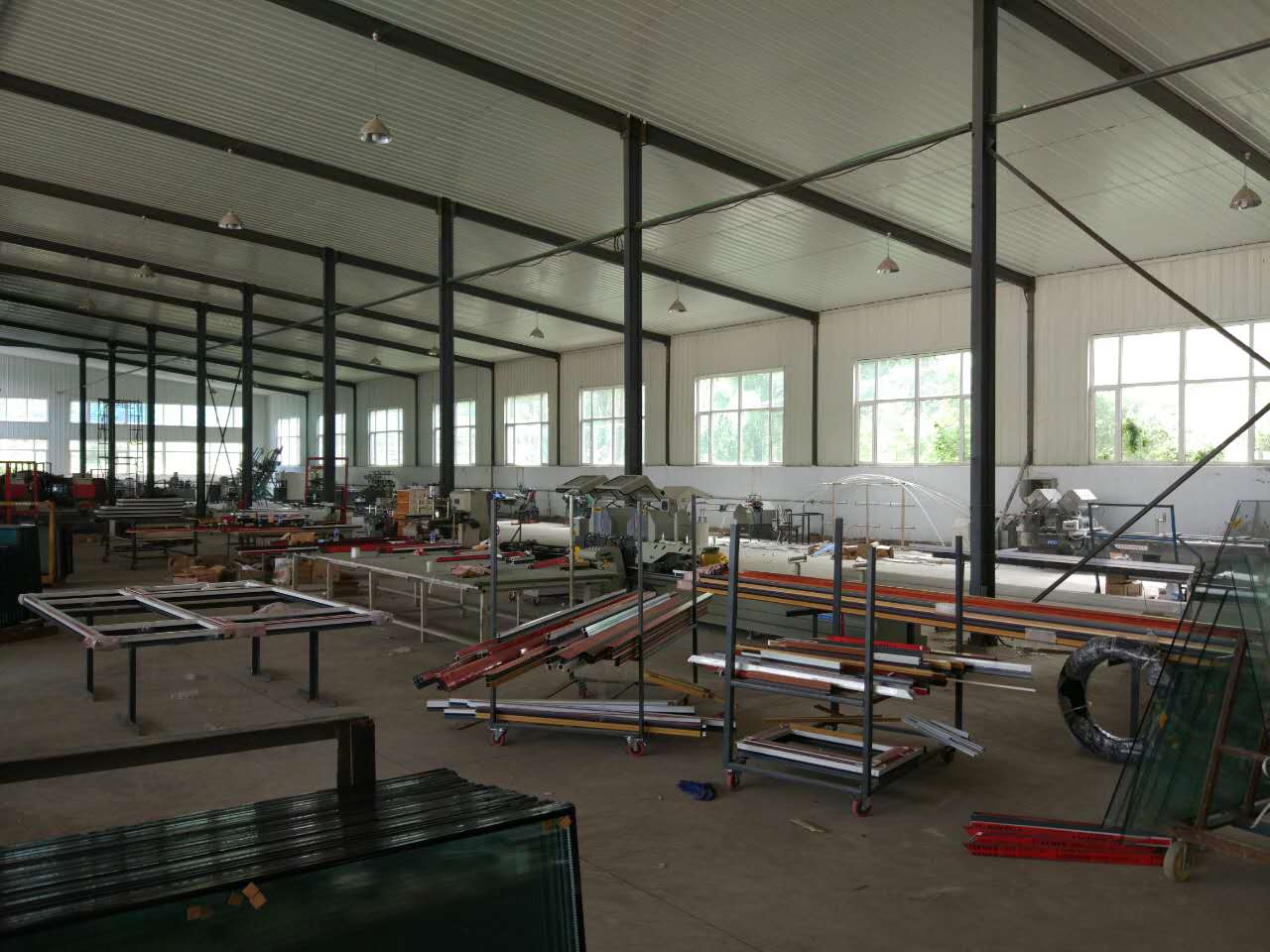 玖玖门窗安装进行中