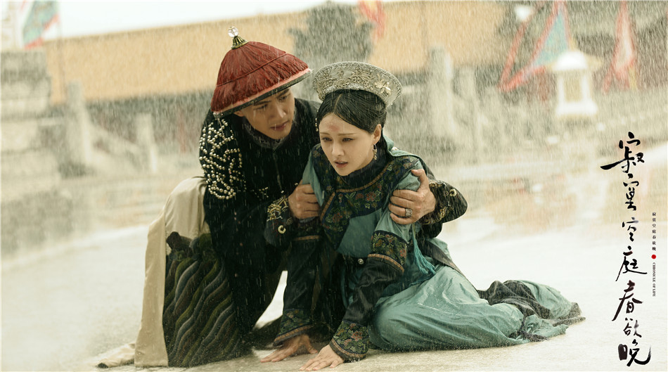 挡雨, 以至于后来 有不少游客租了古装来宫里就往这个地点奔跑