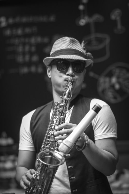 小花: 天籁之音, 央视特约歌手 陈东: 演绎浪漫萨克斯风