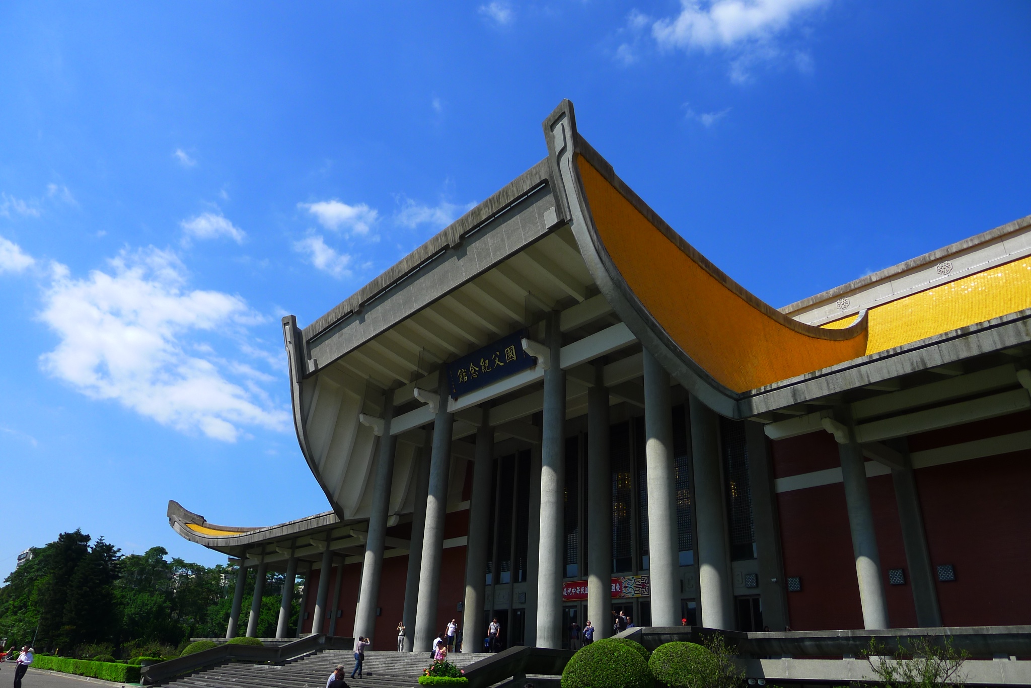 臺北國父紀念館,巍峨莊嚴的建築本體,座落在綠草如茵,花木扶疏的中山